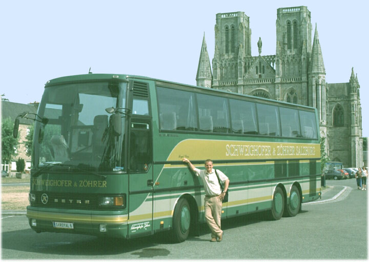 Royal Class vor einer Kathedrale im Golf von Mont Saint Michel Frankreich