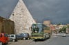 Royal Class vor Cestius Pyramide in Rom Italien