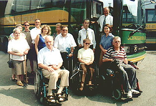 Max Schaden mit einem Royal-Class und einer Gruppe Rollstuhlfahrer